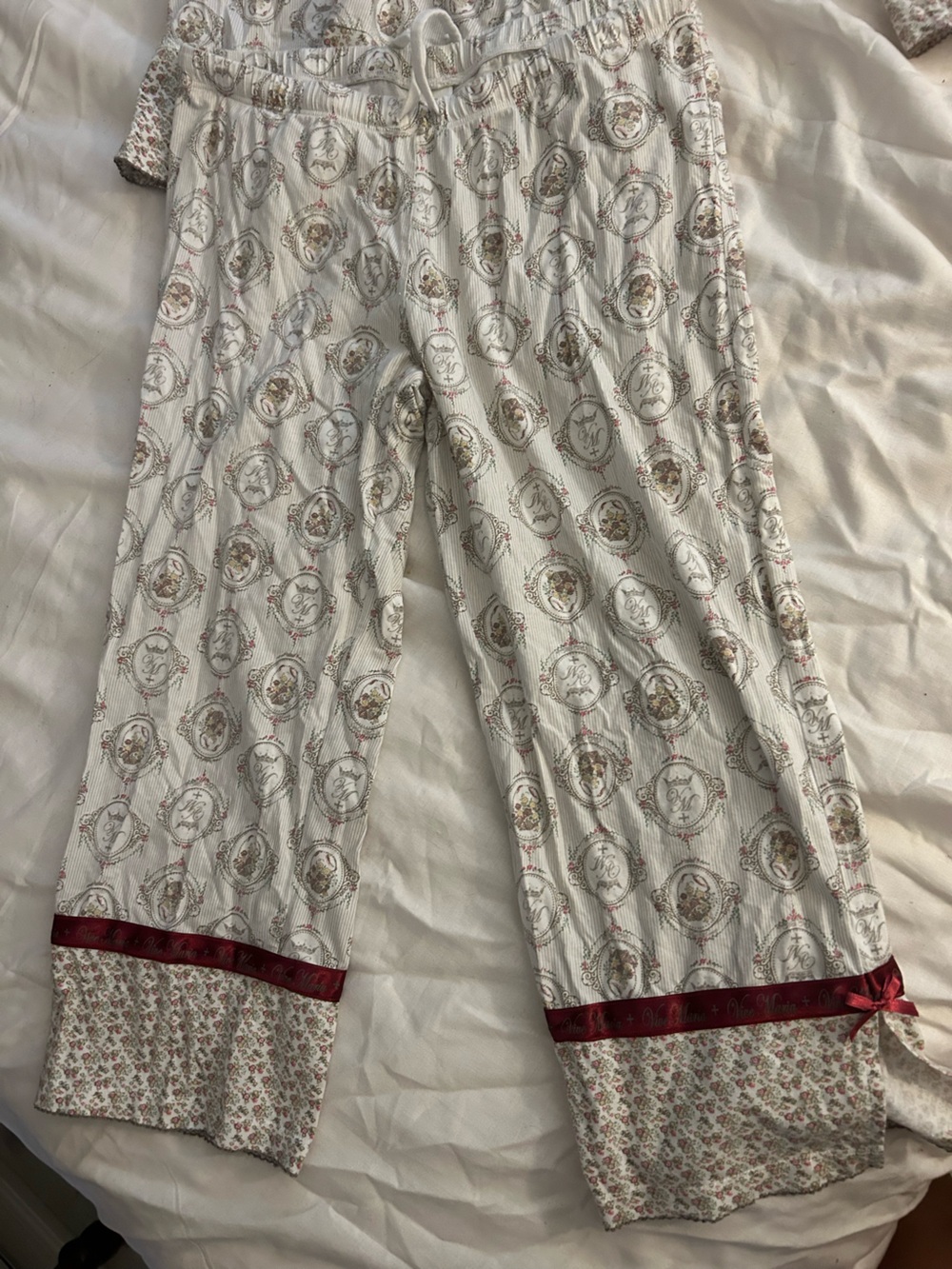 Vive Marie Women's Printed pajama set in Ivory with Burgundy Trim - Picture 2 of 4